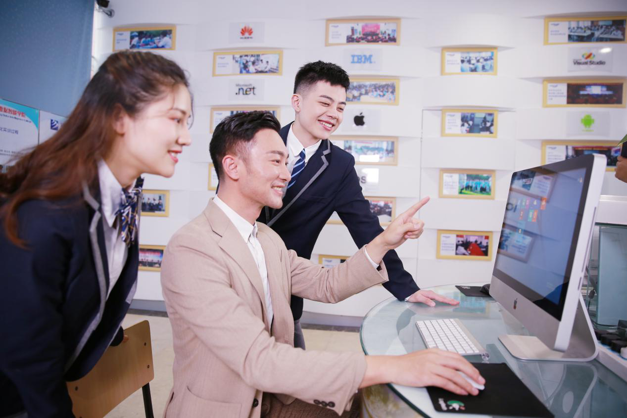 What？聽(tīng)說(shuō)新華云課堂能帶你走出傳統(tǒng)課堂，享受個(gè)性化學(xué)習(xí)！