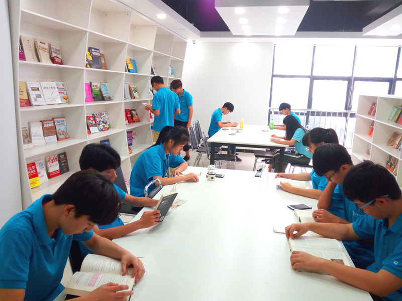 技校里面有什么<a href=http://njxh.cn target=_blank class=infotextkey>專業(yè)</a>？適合初中去學(xué)習(xí)么？