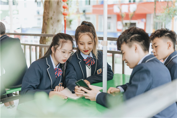 小孩兒初三了學習成績不理想，是上普高還是上職中學一門技術？