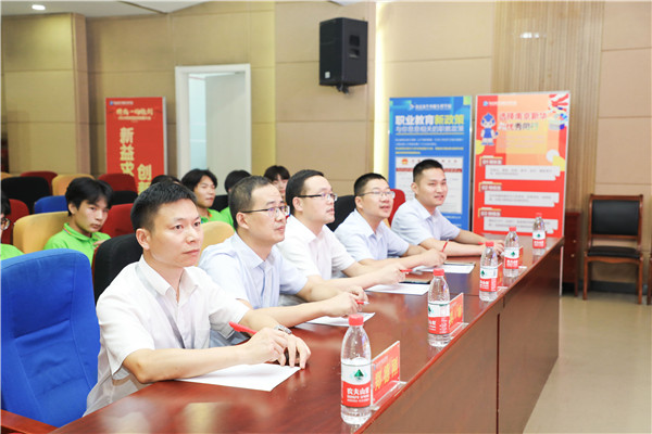 為幫助我校學(xué)生明確職業(yè)生涯規(guī)劃，確定個(gè)人職業(yè)方向，強(qiáng)化職業(yè)規(guī)劃意識(shí)，更好地樹立個(gè)人理想，2022年7月29日，南京新華電腦專修學(xué)校在學(xué)術(shù)報(bào)告廳舉行第十二屆職業(yè)生涯規(guī)劃演講大賽