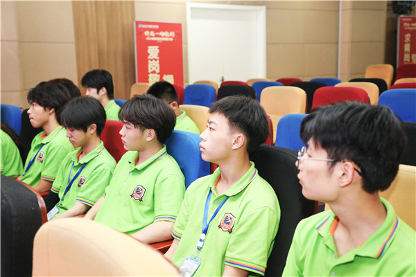 為幫助我校學(xué)生明確職業(yè)生涯規(guī)劃，確定個(gè)人職業(yè)方向，強(qiáng)化職業(yè)規(guī)劃意識(shí)，更好地樹立個(gè)人理想，2022年7月29日，南京新華電腦專修學(xué)校在學(xué)術(shù)報(bào)告廳舉行第十二屆職業(yè)生涯規(guī)劃演講大賽