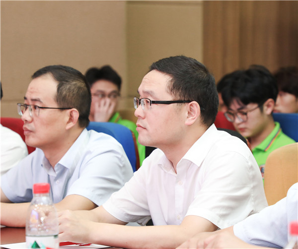為幫助我校學(xué)生明確職業(yè)生涯規(guī)劃，確定個(gè)人職業(yè)方向，強(qiáng)化職業(yè)規(guī)劃意識(shí)，更好地樹立個(gè)人理想，2022年7月29日，南京新華電腦專修學(xué)校在學(xué)術(shù)報(bào)告廳舉行第十二屆職業(yè)生涯規(guī)劃演講大賽