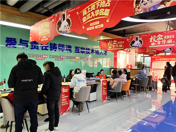 喜迎開學 圓夢新華|直擊南京新華火熱報名現場！