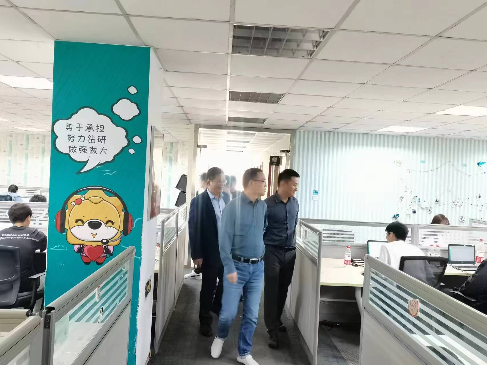 回訪企業(yè)實(shí)習(xí)學(xué)生，關(guān)懷職業(yè)成長(zhǎng)道路