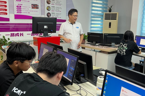 筑夢新崗位，啟航職場路 | 南京新華電腦開展就業(yè)指導宣講課