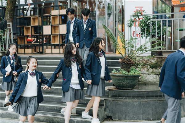 小孩兒初三了學(xué)習(xí)成績(jī)不理想，是上普高還是上職中學(xué)一門技術(shù)？