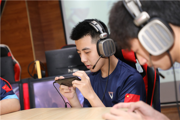 如何看待 Miss 爆料「Faker 年薪 5800 萬，LPL 選手月薪保底 2 萬」？