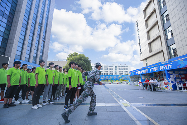 沙場(chǎng)秋點(diǎn)兵，口號(hào)震天響