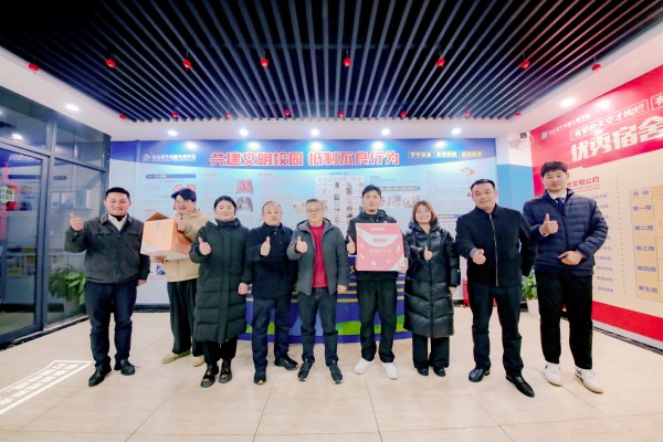南京新華吳元紅校長晚間慰問查寢，并為學生送關懷！